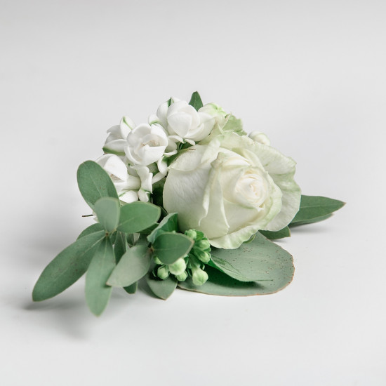 Бутоньерка жениха из белой розы и бувардии